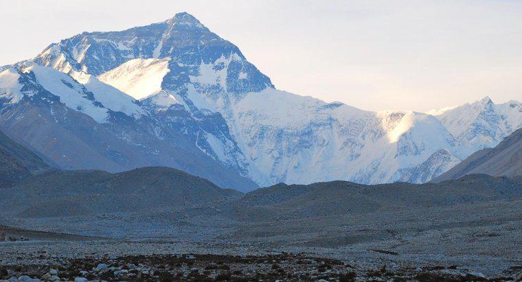Quantas milhas de altura é o Monte Everest?