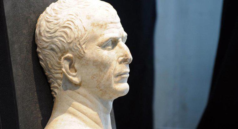 Quais são algumas coisas ruins sobre Júlio César?