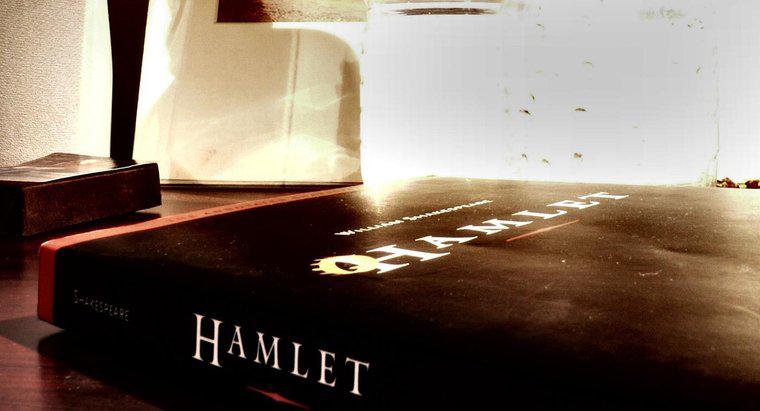 Quais são os exemplos de personificação em "Hamlet"?