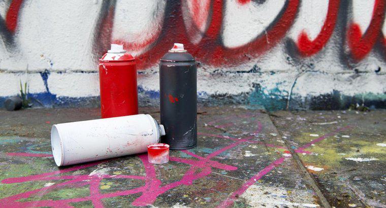 Quais são os efeitos colaterais da inalação de vapores tóxicos de tinta spray?