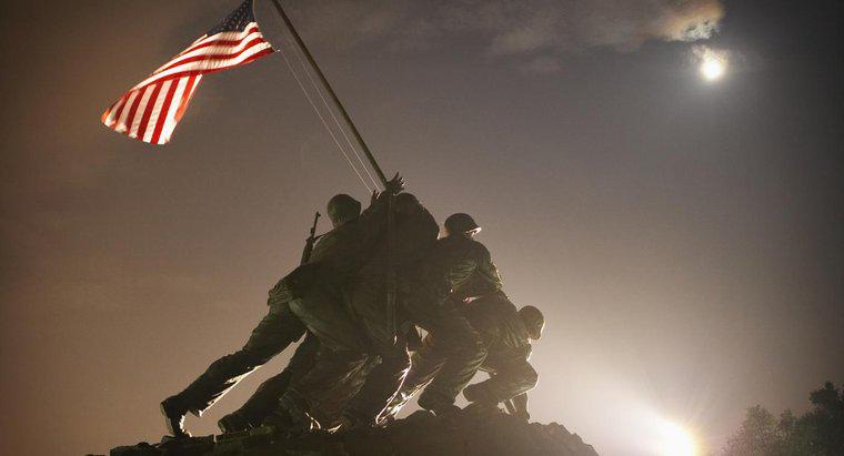 Quantas pessoas morreram na batalha de Iwo Jima?