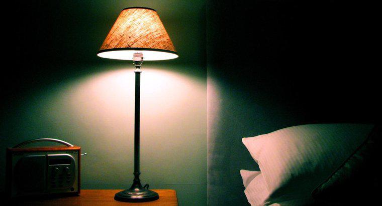 O que faz com que as luzes diminuam em uma casa?