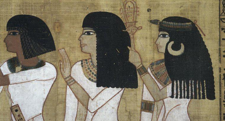 Com que metal os egípcios cobriam as unhas dos pés e dos pés?
