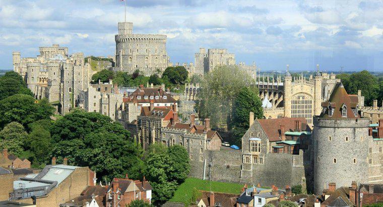 A que distância fica o Castelo de Windsor de Londres?