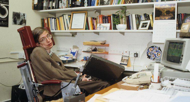 O que Stephen Hawking inventou ou descobriu?