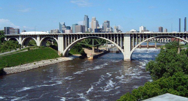 Quantas pontes cruzam o rio Mississippi?