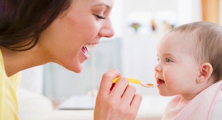 De quanto alimento os bebês precisam, de acordo com a tabela de alimentação do bebê Gerber?