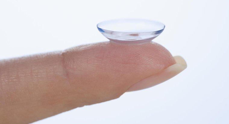 Quais são alguns problemas com implantes de lentes tóricas?
