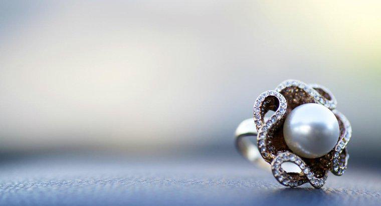 Como os acentos de diamante são usados ​​em joias?