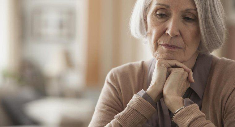 Quais são os sintomas de baixos níveis de sódio em pessoas idosas?