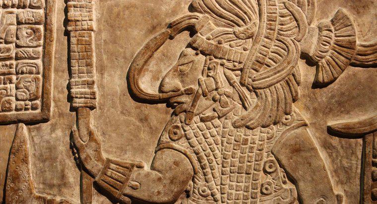 Como o governo foi estabelecido no Império Asteca?