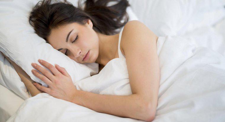 Quais são algumas das causas da dormência nas mãos durante o sono?