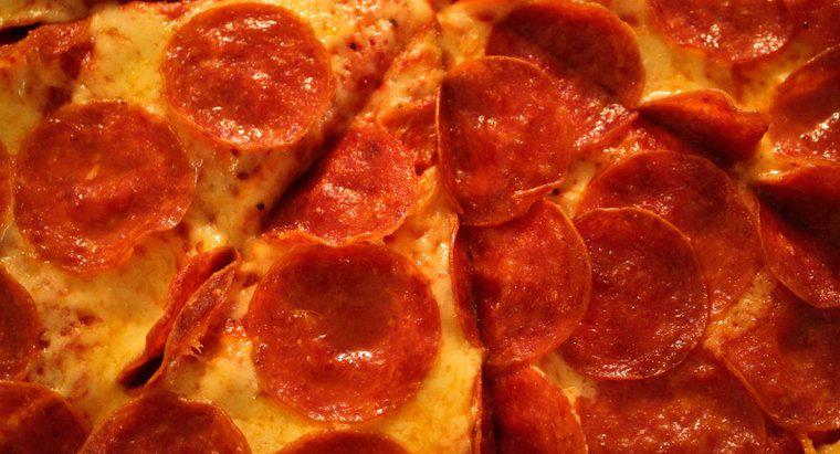 Quantas calorias existem em uma fatia de pizza de calabresa?