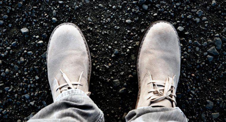 Quais são alguns remédios caseiros para limpar sapatos de camurça?