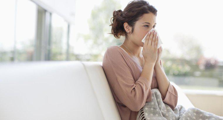 Quais são algumas maneiras de tratar os sintomas de um resfriado?