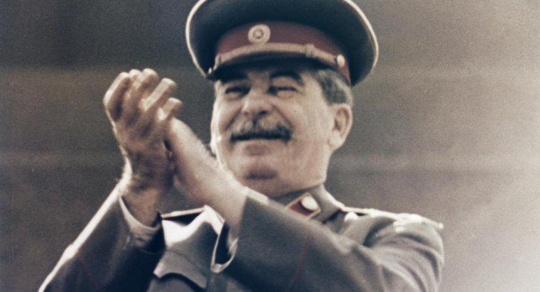 Que coisas ruins Stalin fez?