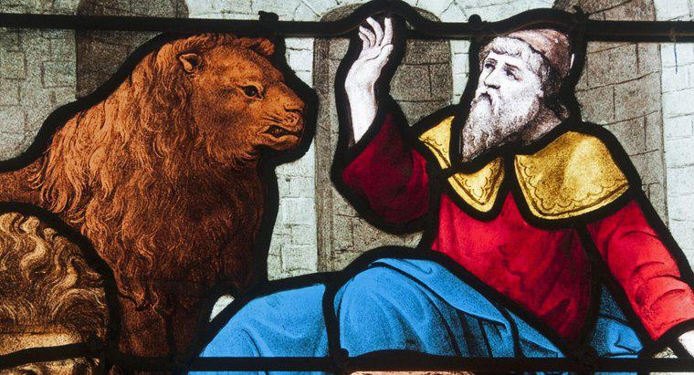 Quais são alguns dos usos simbólicos dos Leões na Bíblia?