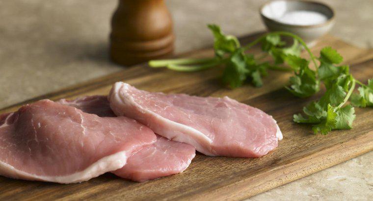 Por quanto tempo você cozinha costeletas de porco desossadas no forno?