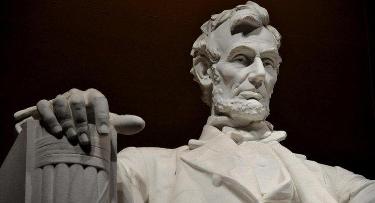 Quais foram as contribuições de Abraham Lincoln para a sociedade?