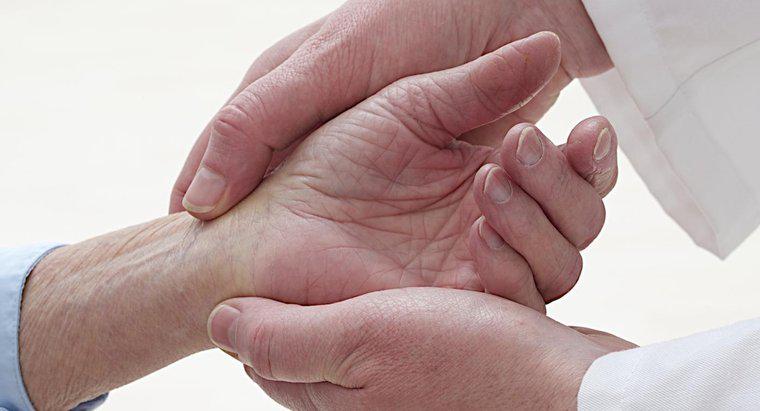 O que pode causar formigamento nos dedos da mão esquerda?