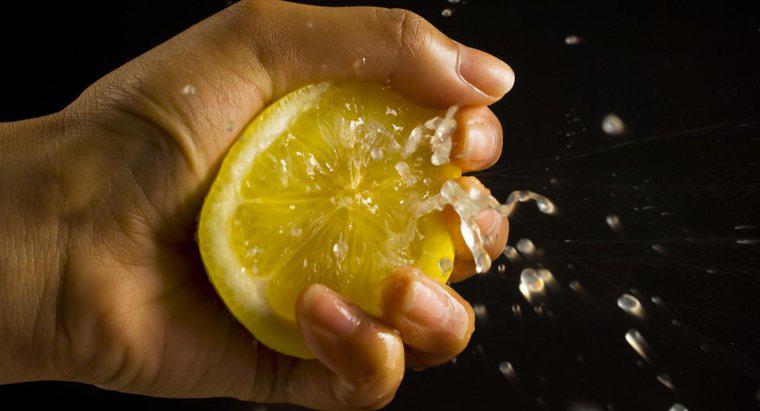 Por que o suco de limão impede que a fruta fique marrom?