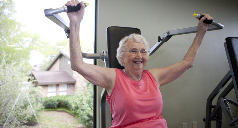Qual é a freqüência cardíaca normal para uma mulher de 70 anos após exercícios moderados?
