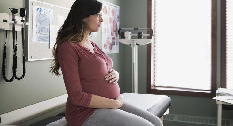 Quais são alguns sinais precoces comuns de gravidez?