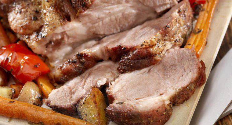 A que temperatura a carne de porco é totalmente cozida