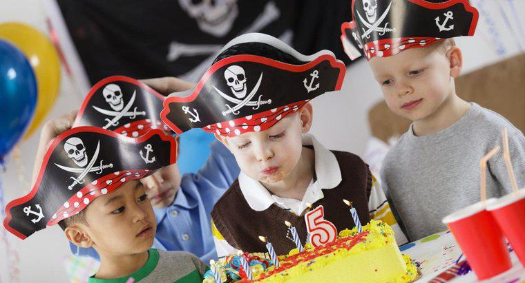 Quais são algumas idéias para festas de aniversário com tema de piratas?