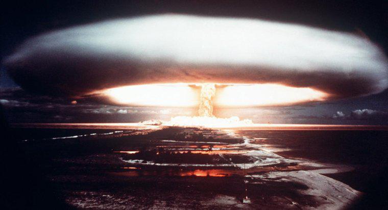 Quais são as vantagens e desvantagens das armas nucleares?