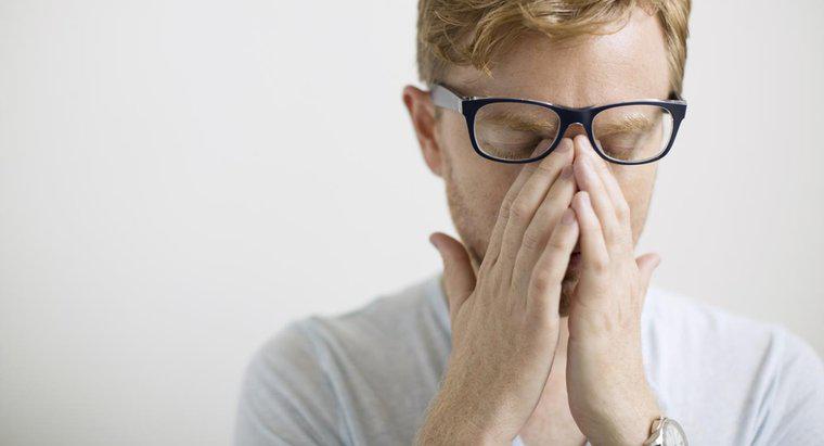 Por que os sintomas de uma dor de cabeça nos seios da face são piores quando você se inclina?
