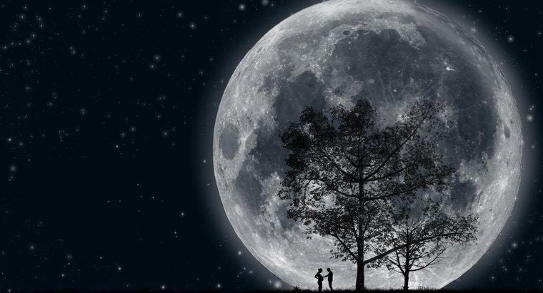 Quão perto a Lua chega da Terra?
