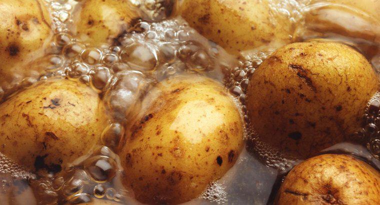 Por que as batatas cozidas ficam pretas?