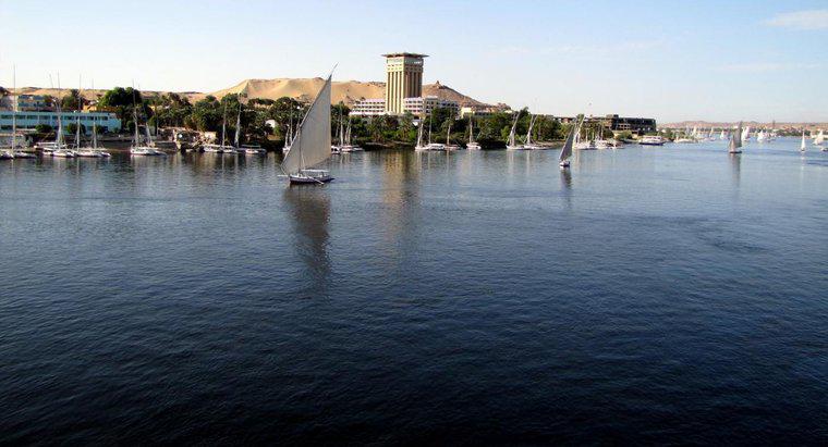 Em que direção corre o rio Nilo?