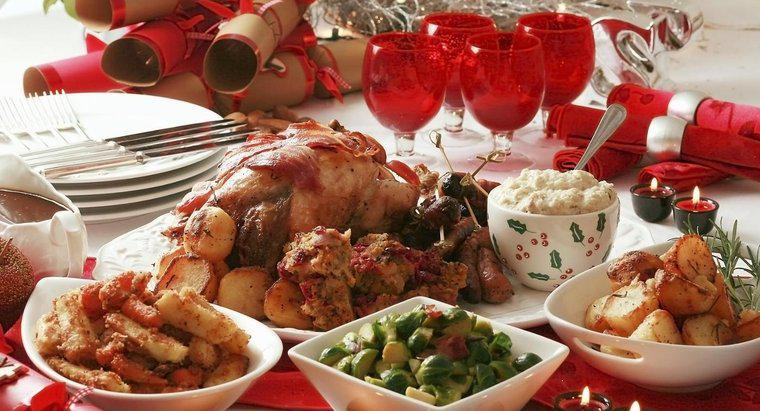Quais são alguns itens de menu populares para servir no jantar de Natal?