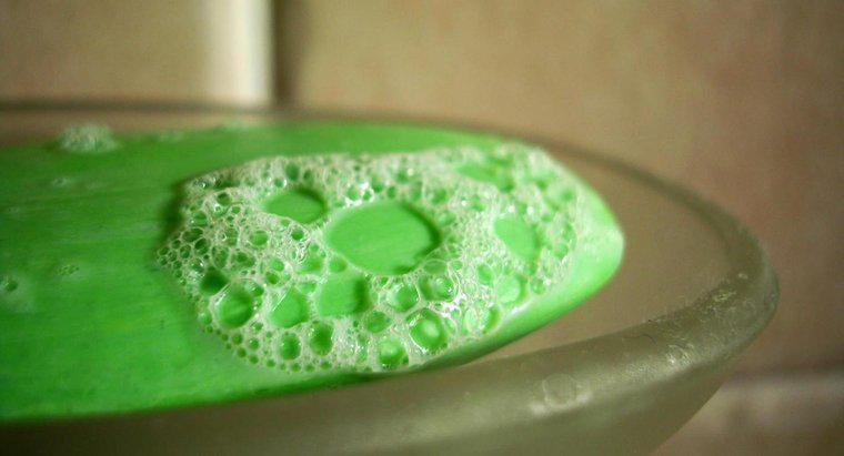 Como o sabão e o detergente diferem?