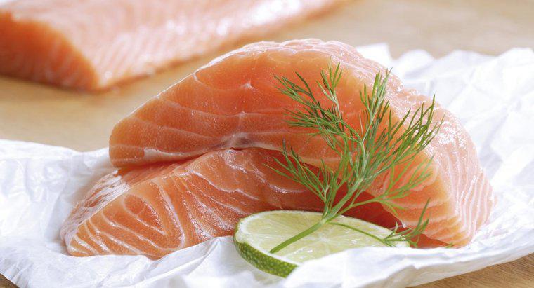 Quanto tempo o salmão cru é mantido na geladeira?