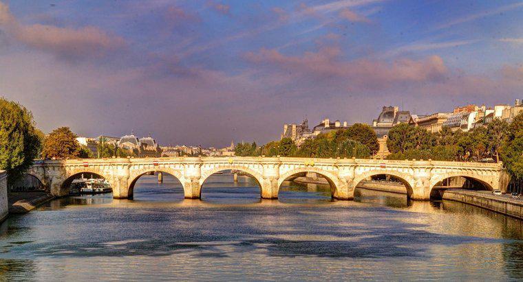 Qual é o nome do rio que atravessa Paris?
