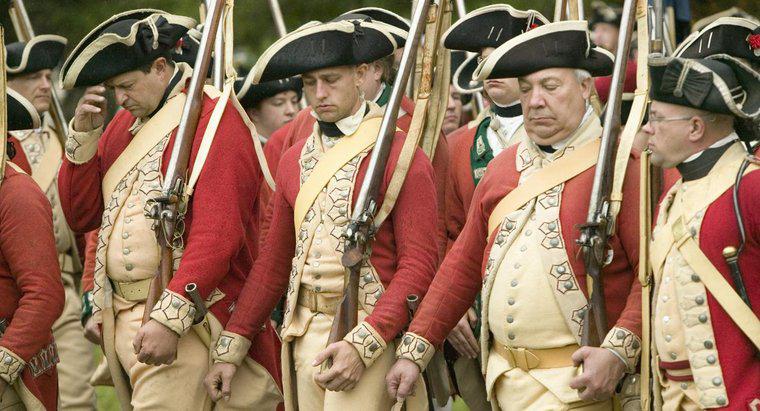 Por que os britânicos estavam marchando em direção a Lexington e Concord?