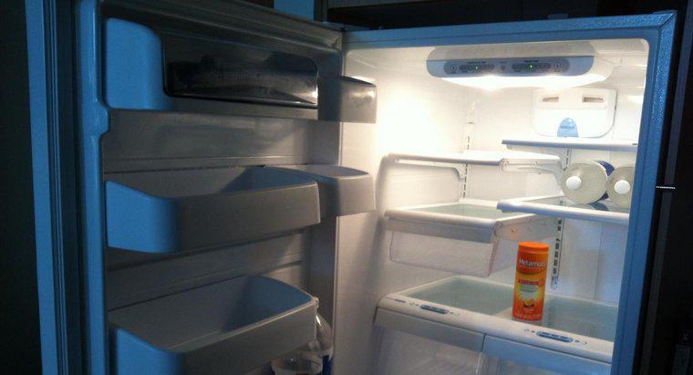 O que pode fazer com que a porta de um refrigerador GE afunde?
