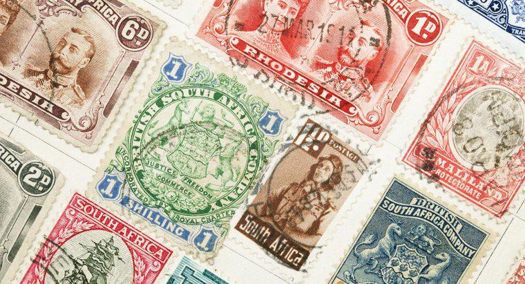 Qual país teve o primeiro selo postal adesivo?