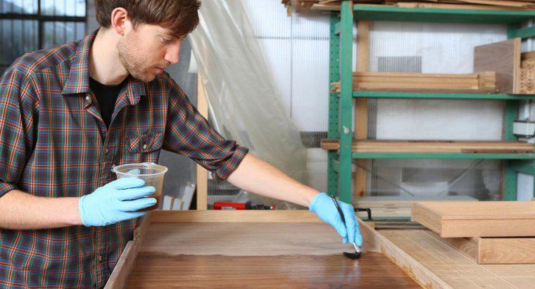 Como você refina móveis de madeira prensada?