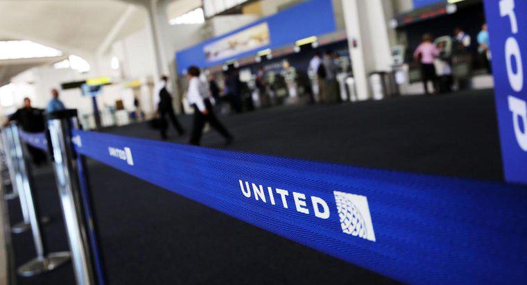 Como você pode entrar em contato com a United Airlines por telefone?