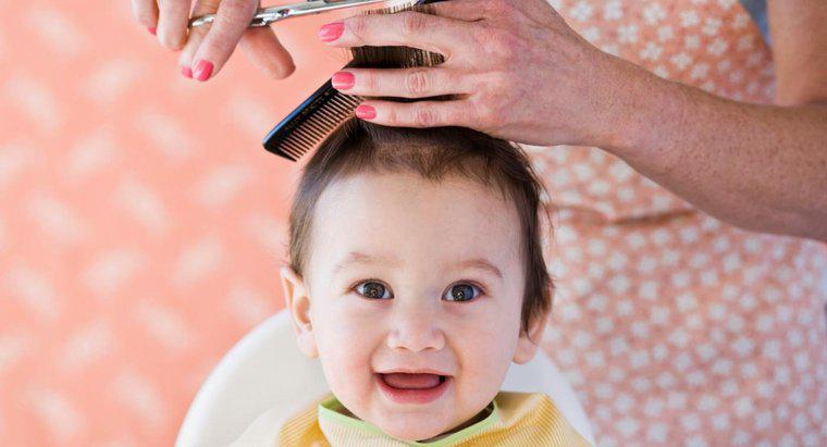 Como dar o primeiro corte de cabelo a um bebê?