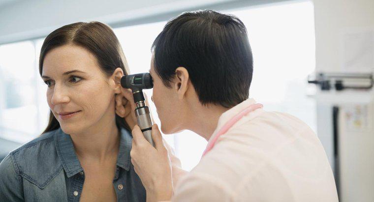 Qual é o tratamento para danos no nervo da orelha?