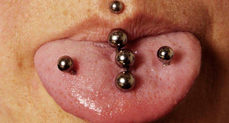 O que são "picadas de veneno" em piercings?