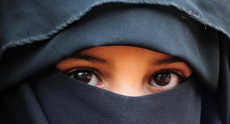 Qual é a diferença entre um chador e um burka?