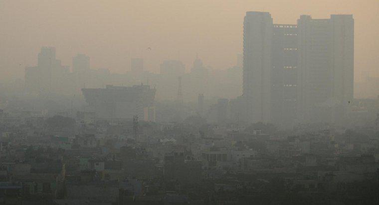 Quais são as causas comuns de poluição do ar?