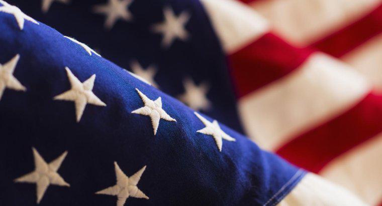 Quais são algumas regras para exibir uma bandeira dos EUA?