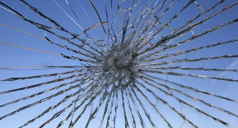 Qual é a maneira certa de consertar vidro rachado?